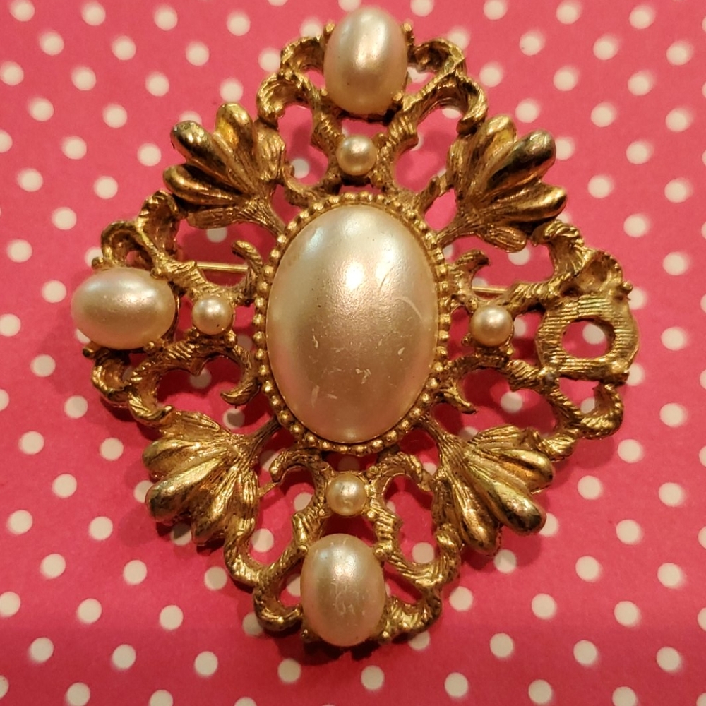 Vintage GoldTone and Pearl  Pin